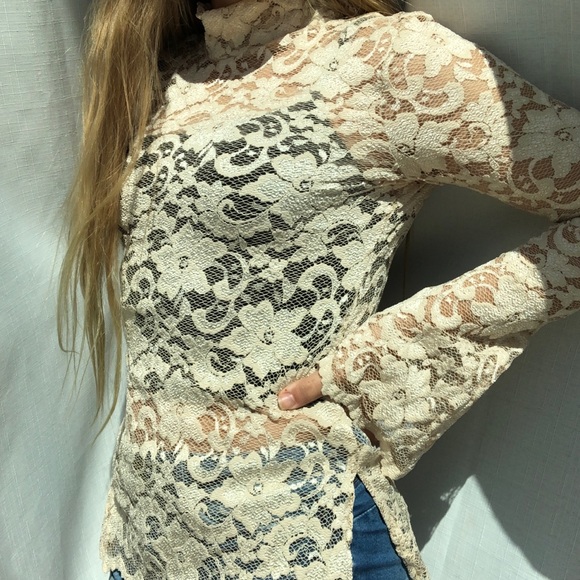 🐰Lace Turtle Neck🐰 - Picture 2 of 3